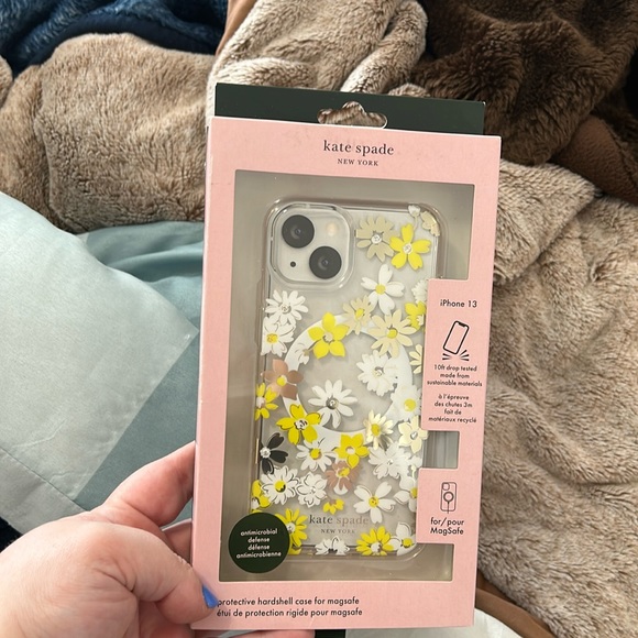 Kate spade flower iPhone 13 case paid $30 willing to take 15 for it - Picture 1 of 2